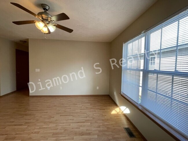 Building Photo - Cute 2 Bed Duplex Available Now - 2 bed, 2 bath, 1 car garage!