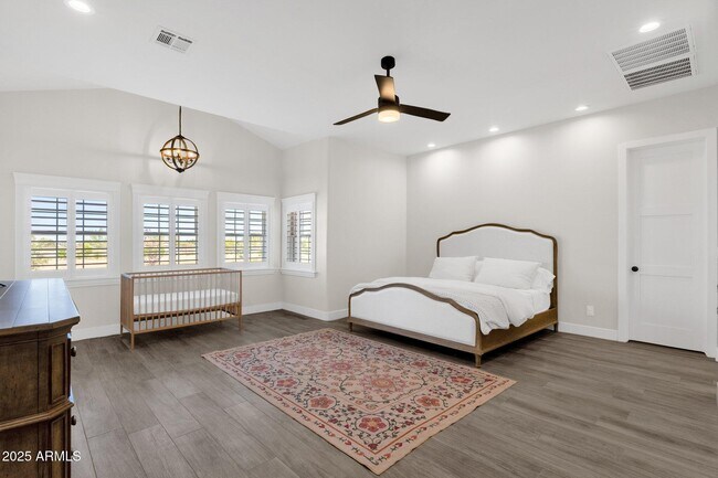 Building Photo - 856 W Quail Cir