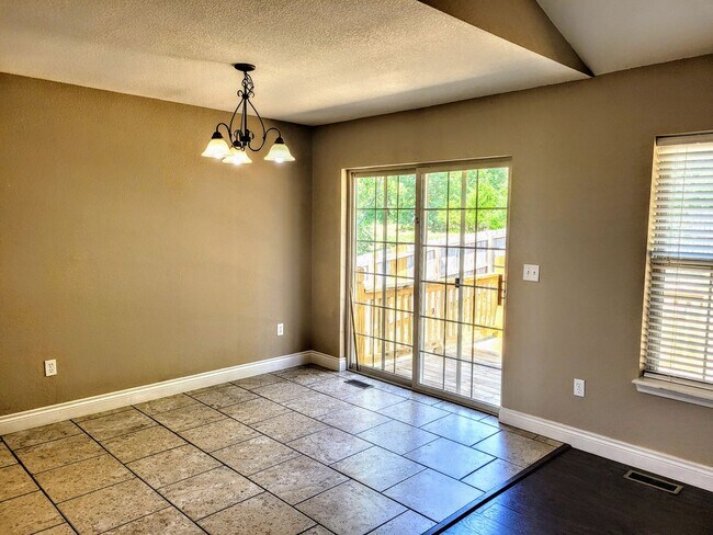 Building Photo - Beautiful fenced home near FLW