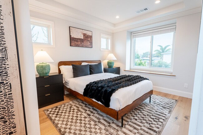 Building Photo - 661 Hampshire Ave