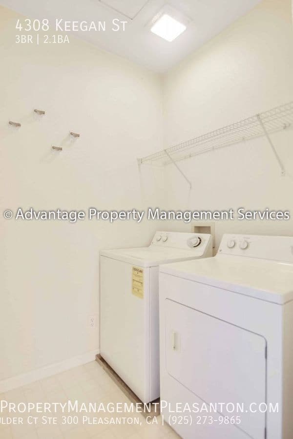 Building Photo - Lovely 3 bed / 2.5 bath, 1,897 sq ft condo...
