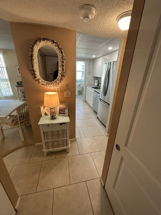 Building Photo - Villa Vista Condo  Available May 1st