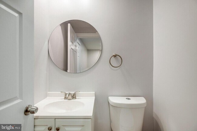 Building Photo - 9003 Fox Lair Dr