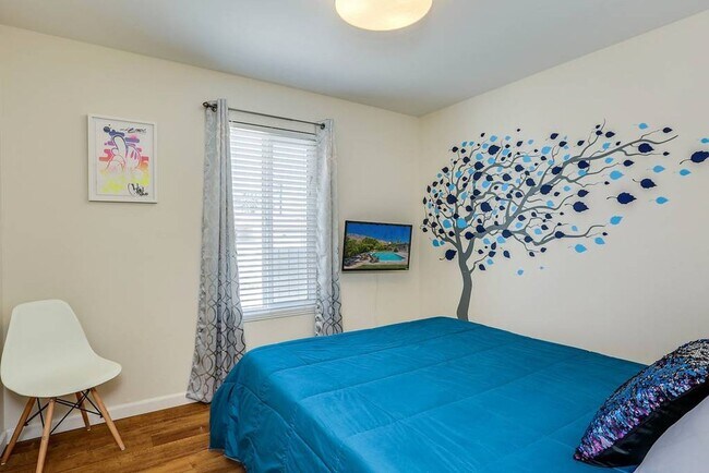 Building Photo - Family-Friendly Oasis in North Palm Springs