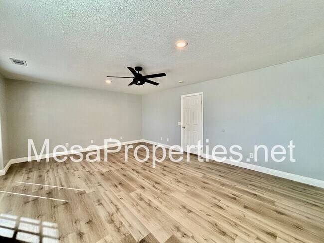 Building Photo - 13871 Oakmont Dr