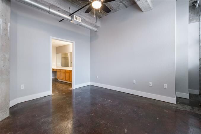 Building Photo - 321 W 7th St