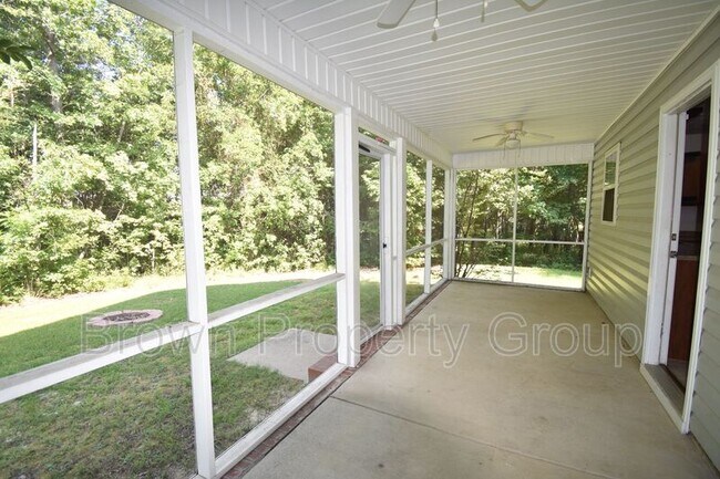Building Photo - 165 Pender Rd