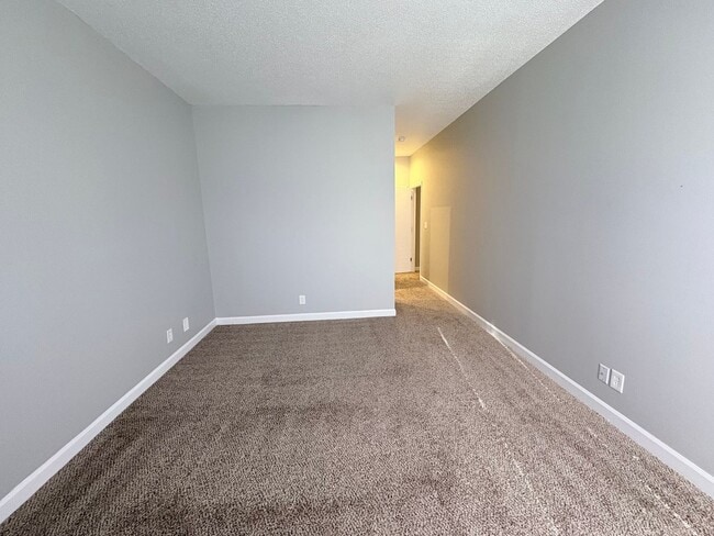 Building Photo - Large 2 Bedroom 2 Bath Condo in the Forest Oaks Community!!