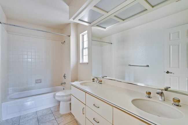 Building Photo - Lovely and spacious 3BR 2.5BA townhouse in...