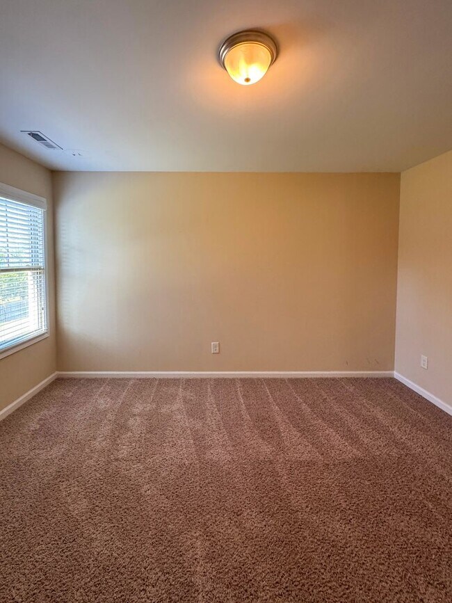 Building Photo - Stunning 4 Bed 2.5 Bath Raeford Home