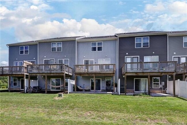 Building Photo - 3 Level Town home with 3 bedrooms and a bonus