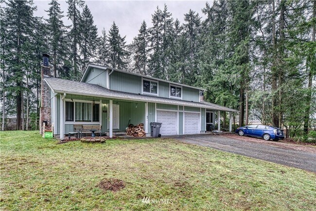 Building Photo - Port Orchard townhouse close to everything