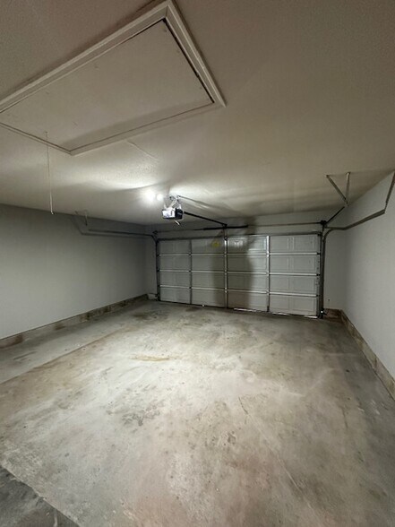 Building Photo - 10305 Plymouth Ct