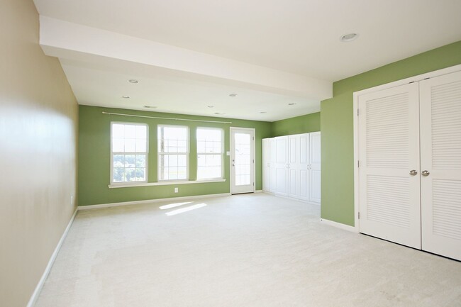 Building Photo - Pet Friendly End-unit Pantops Townhome (Ap...