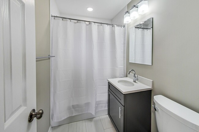 Building Photo - Spacious 3BR/2BA Rambler with Heated Sun-room and Slate Patio!
