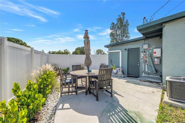 Building Photo - 7599 Meadowlawn Dr N