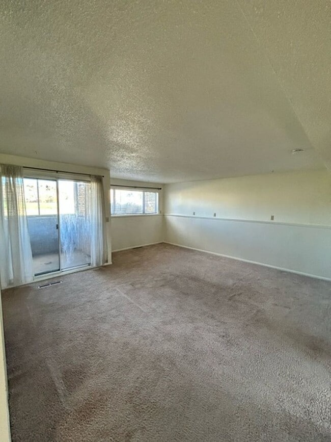 Building Photo - Move-In Today 2 Bedroom 1 Bathroom Apartment Close to Campus!