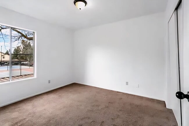 Building Photo - 3701 Colonial Dr