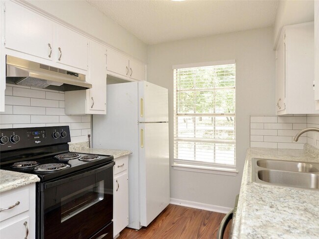 Building Photo - 1010 Cushing Dr