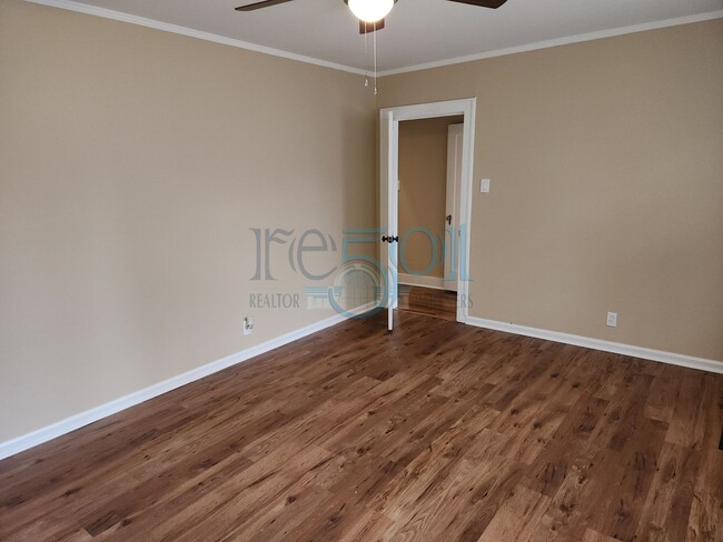 Building Photo - **Lease Pending** Addorable Newly Updated ...