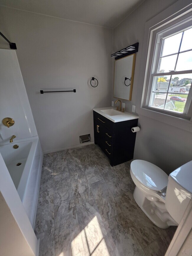 Building Photo - 116 Linden Ave