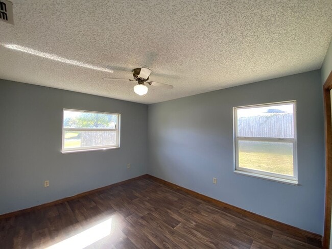 Building Photo - Cedar Hills - Desirable SE neighborhood 3/2/2