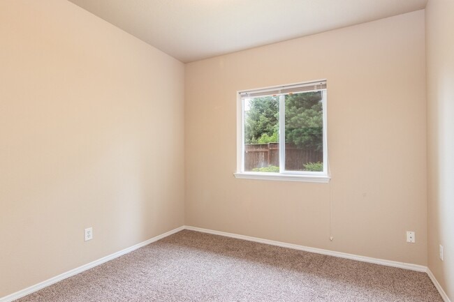 Building Photo - 3 Bed Room 2 Bath No Garage No Carport