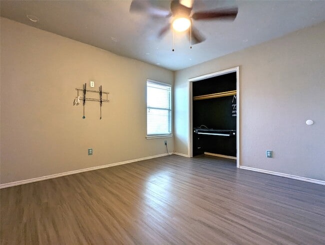Building Photo - 9898 Dartmouth Dr