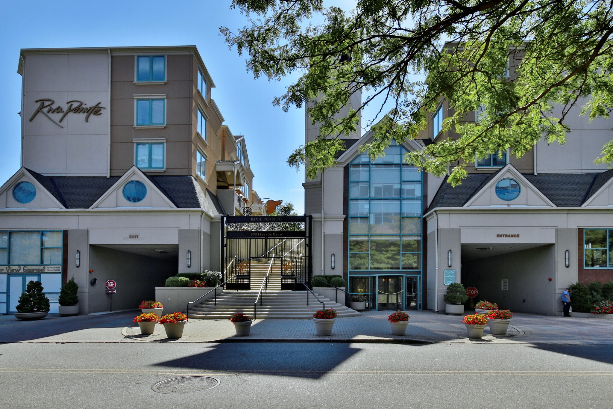Building Photo - 600 Harbor