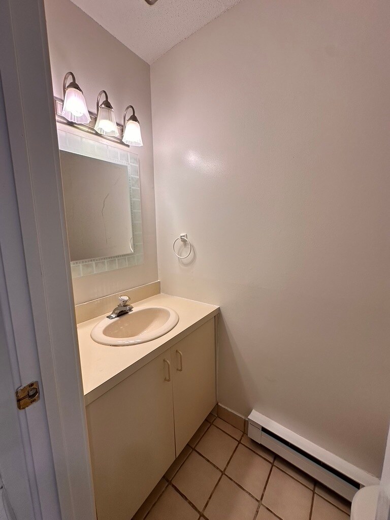 Building Photo - 585 Park Rd