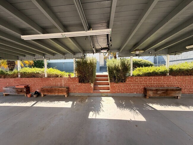 Building Photo - Charming 2 Bed Home with A/C, 2 Car Garage, Huge Yard & In-Unit Laundry