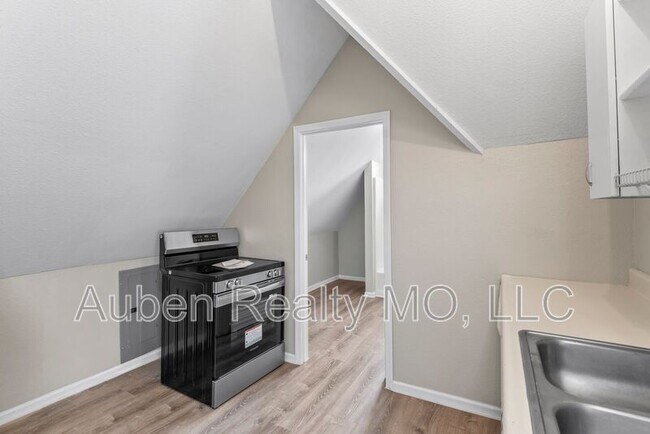 Primary Photo - 803 E College St