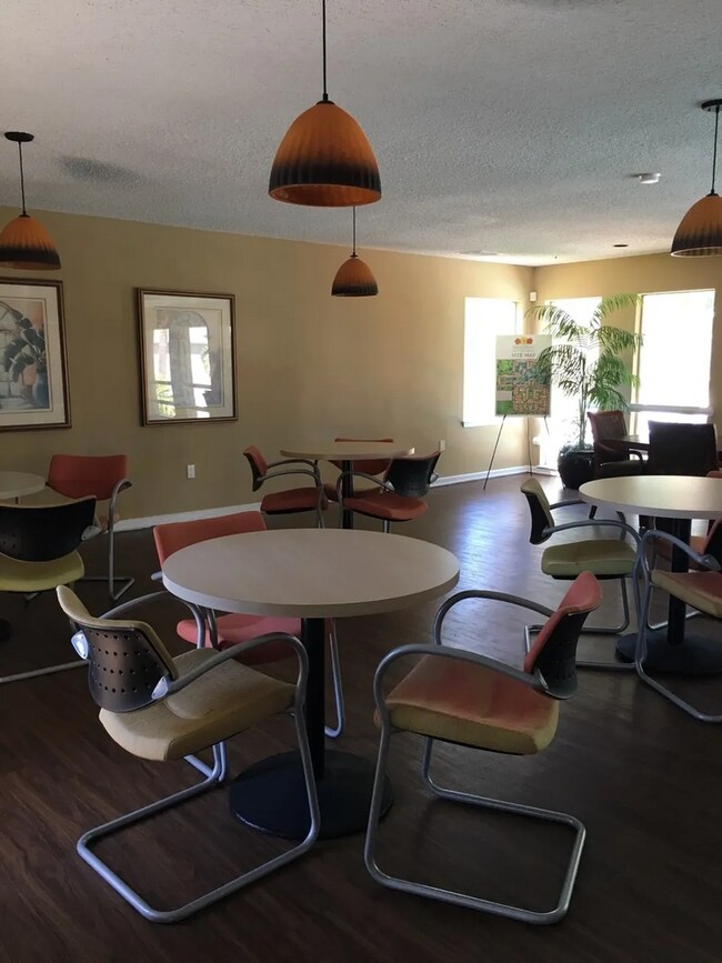 Building Photo - Avalon 2Bedrooms/1Bath Condo with front-row pool view!