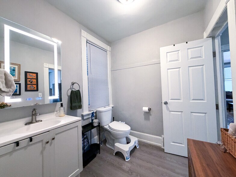 Bathroom - 2477-2479 N Dousman St