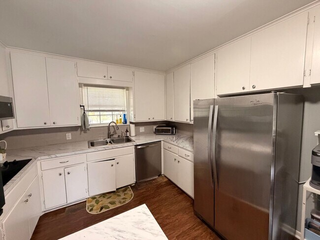 Building Photo - 4 bedroom 2 bath near U of A campus - a must see!