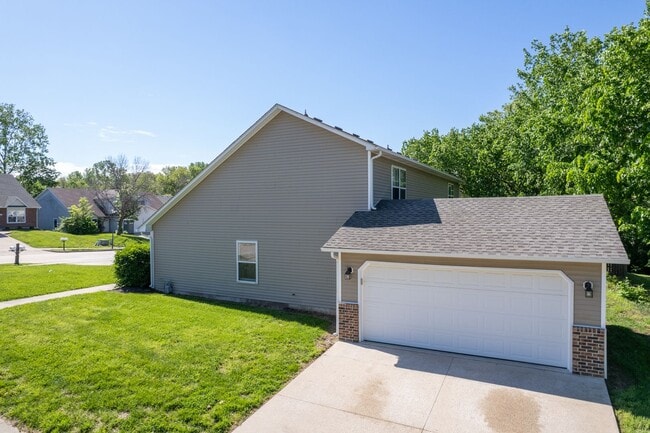 Building Photo - 5005-5007 Carrie Ridge Dr.