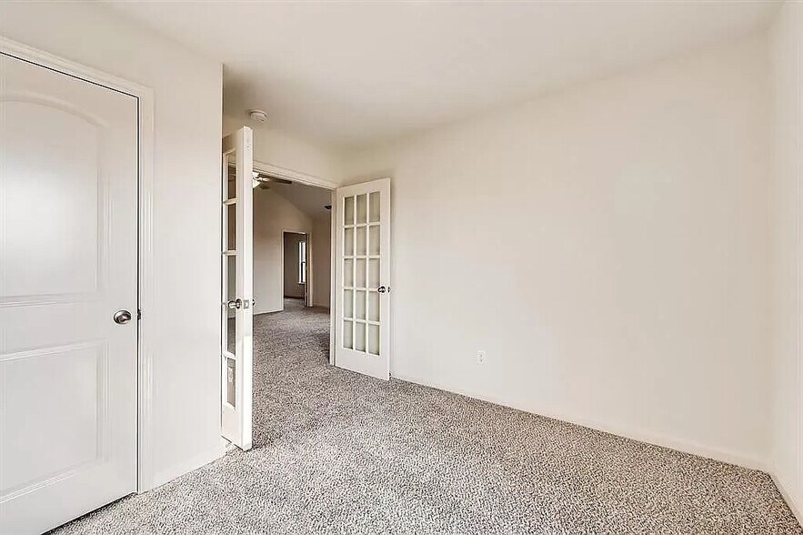 Building Photo - Room in House on Musselshell Dr