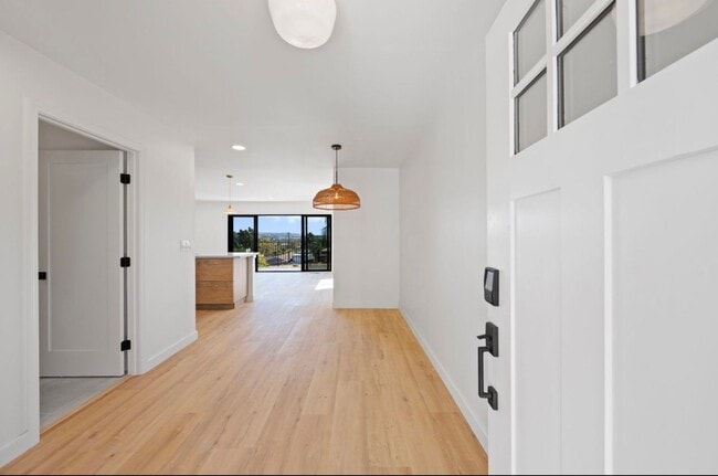 Building Photo - 3 Bed 2 Bath Townhouse For Rent in Pacific Beach.