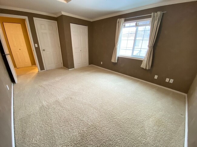 Building Photo - Beautiful 3 Bedroom Home with Custom Touches!