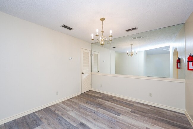 Building Photo - 607 Gale St
