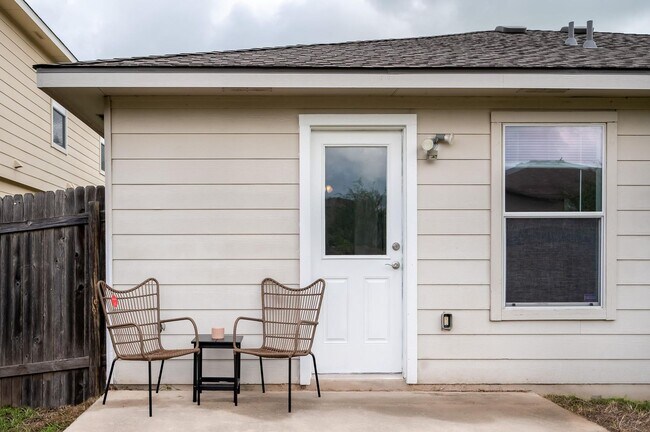Building Photo - Updated 4BD/2BA Home Close to Airport, Tes...