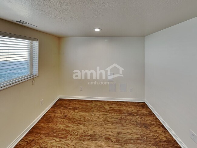Building Photo - 8558 Laurel Oak Dr