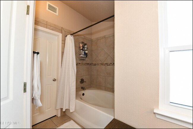 Building Photo - 5060 Silver Sands Ave