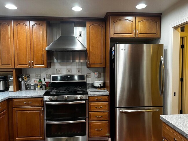 Building Photo - Well-Equipped 4 Bed 2.5 Bath Bellevue Home...