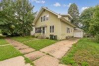 Building Photo - 709 1/2 Walnut St - Cedar Falls