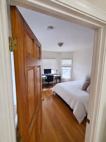 Building Photo - 185 Beacon St