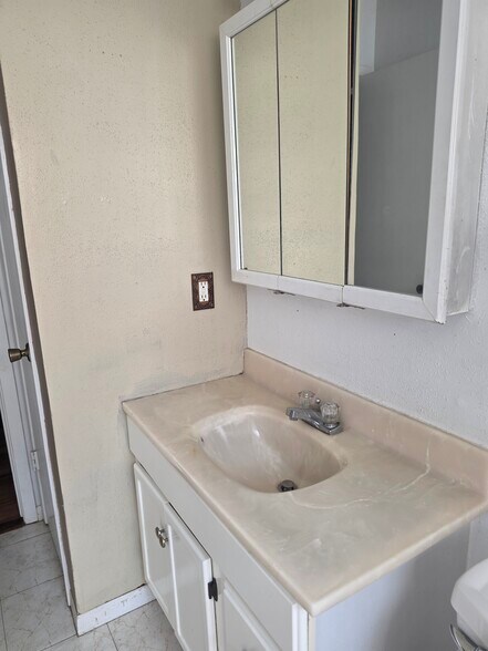 hall bathroom - 10980 Forest Gln