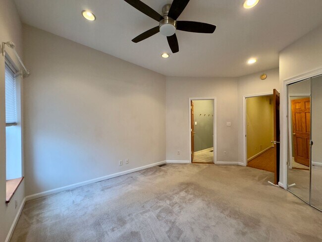 Building Photo - Charming 2 Bedroom/2.5 Bathroom in South Baltimore, MD!