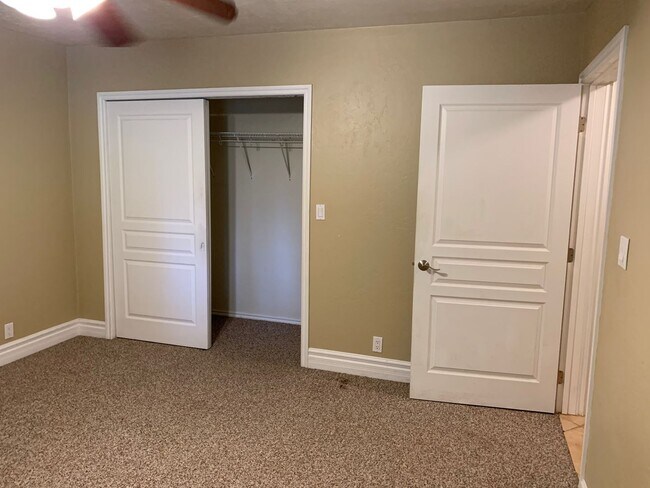 Building Photo - 5 bedroom 3 bathroom gorgeous house with v...