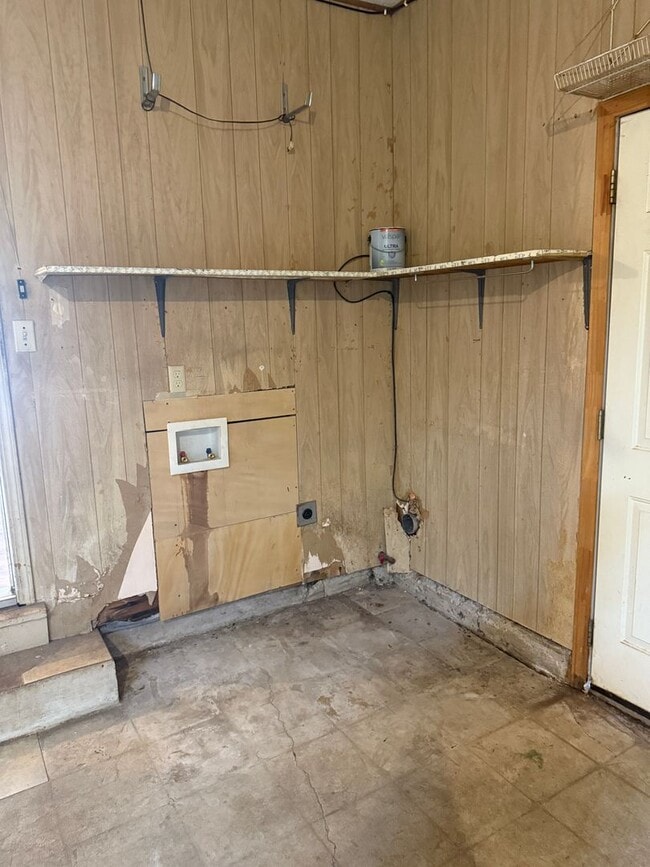 Building Photo - For Rent - Charming 3 bedroom home in Yukon!